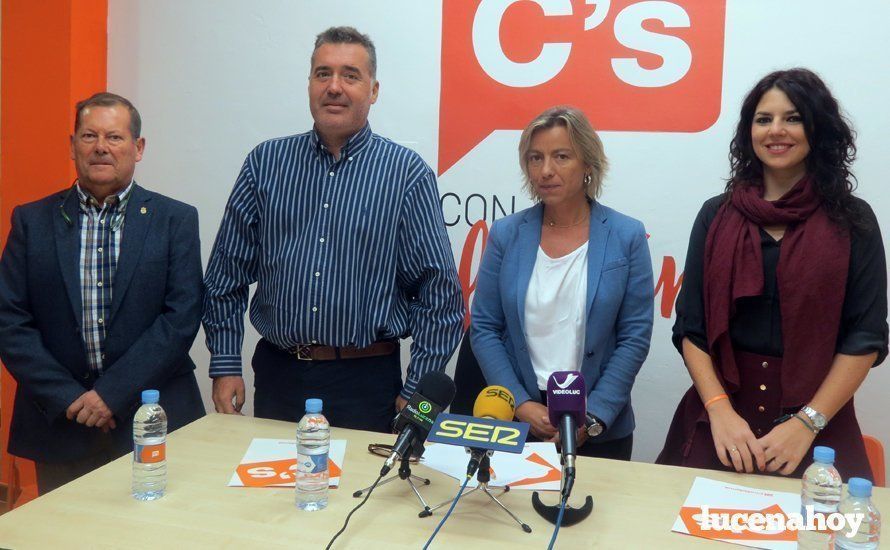  Un momento de la rueda de prensa en la sede de Ciudadanos Lucena, esta mañana 