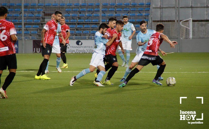  Chechu Córdoba y Chico intentan recuperar el balón. ARCHIVO 