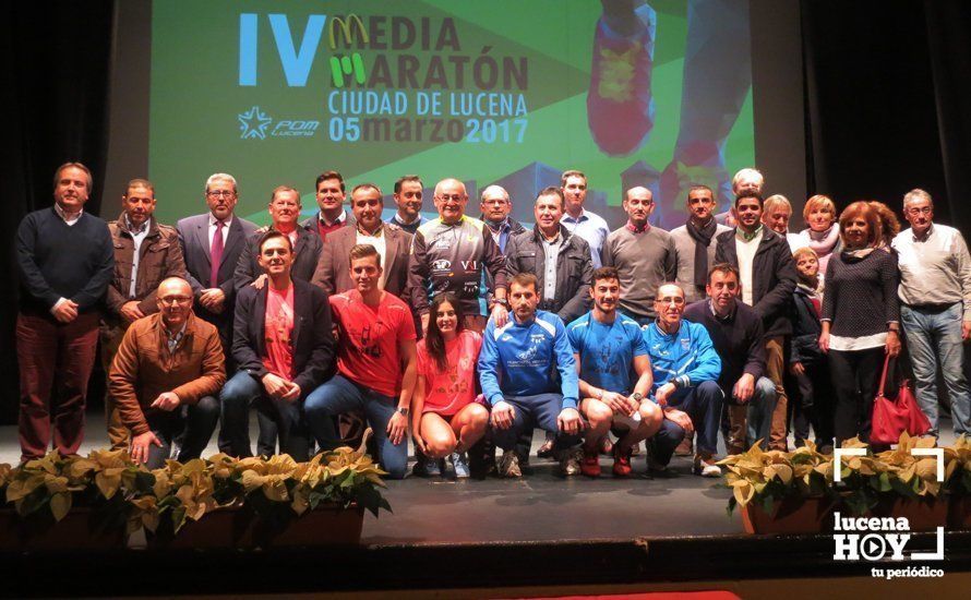  Patrocinadores, atletas, miembros del cuerpo técnico y representantes políticos de la IV Media Maratón de Lucena. 