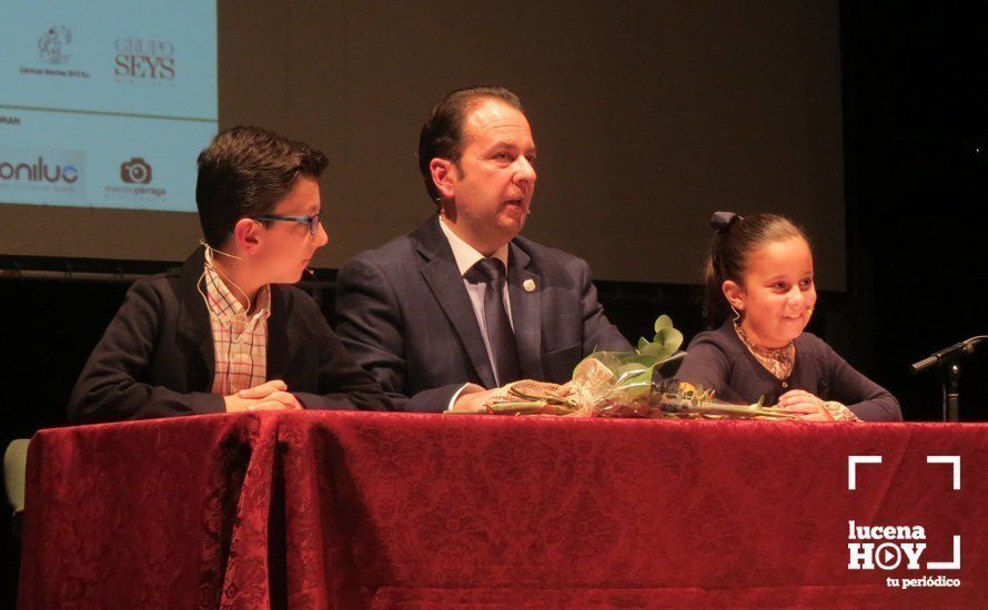  Antonio Rafael García, autor del libro, junto a sus hijos. 