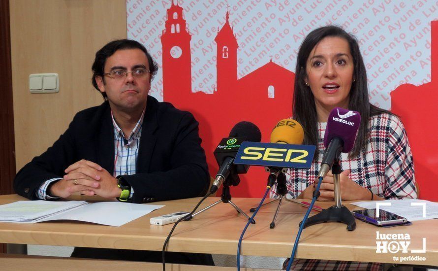  José Manuel Jiménez, técnico de Suvilusa, y Araceli Bergillos, concejala de Viviendas Sociales. 