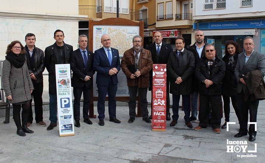  Autoridades y miembros del CCA ante uno de los elementos informativos instalados en las plazas de Lucena 