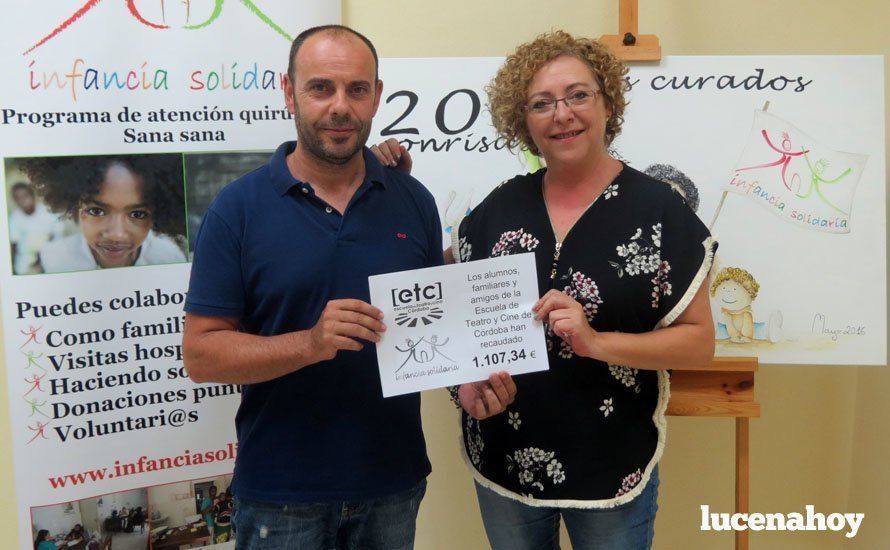  Toñi Jiménez, a la derecha, en un acto benéfico de la Escuela de Teatro de Córdoba con Infancia Solidaria. ARCHIVO 