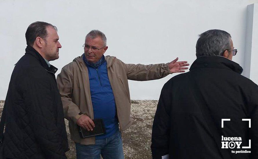  Uno de los técnicos que realizan las excavaciones conversa con Arcángel Bedmar y Daniel Botella durante una visita de preparación de la intervención en el camposanto lucentino 
