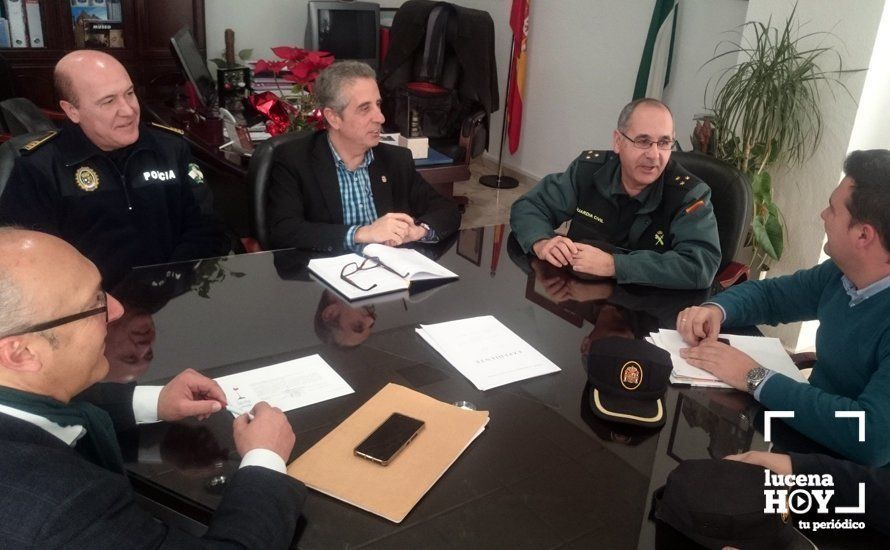  El alcalde, los concejales Fran Adame y Lucas Gómez y representantes de las Fuerzas y Cuerpos de Seguridad del Estado. 