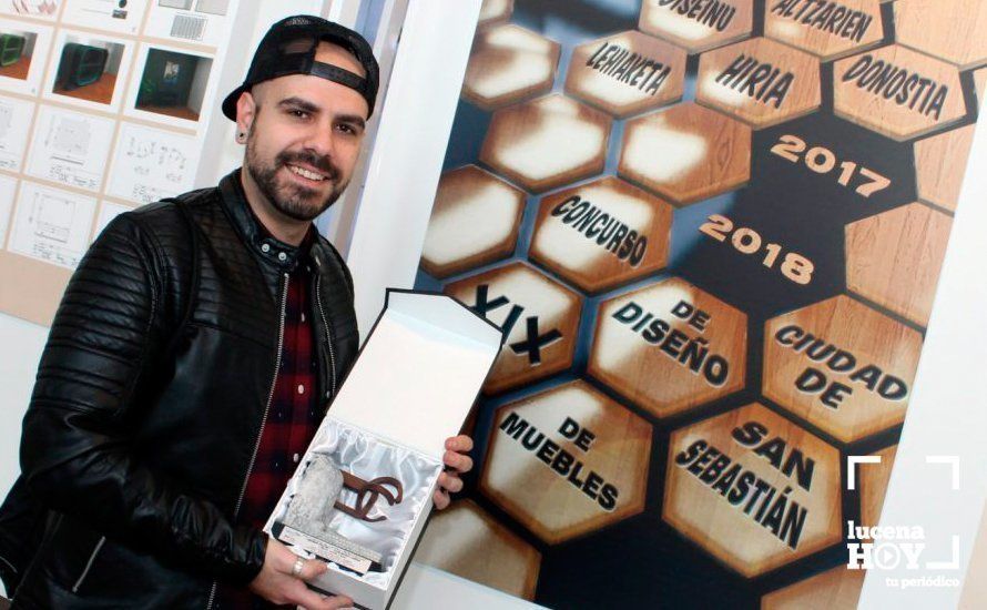  Mario Jurado López, junto al cartel premiado y el premio conseguido en este certamen 