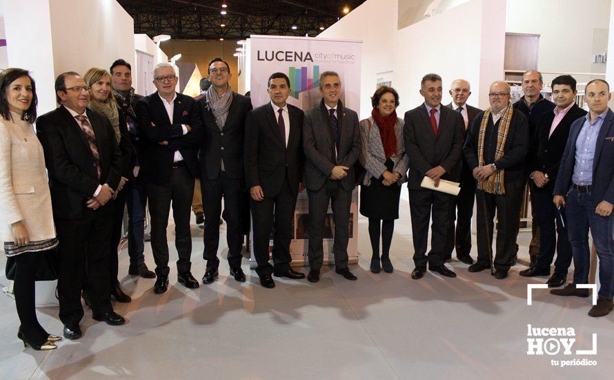  Empresarios lucentinos del sector del mueble junto al alcalde Juan Pérez, concejales y representantes políticos. 