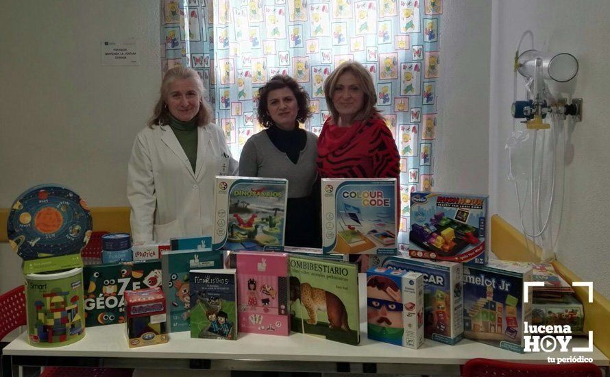  María Ángeles Pérez, Sara Lucena y Araceli Chicano, en el Hospital Reina Sofía. 