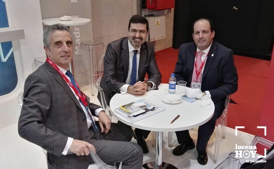  Juan Pérez y Paco Huertas junto al representante de una de las cadenas hoteleras contactadas en la reciente feria de turismo de Madrid. Foto: Ayuntamiento de Lucena 