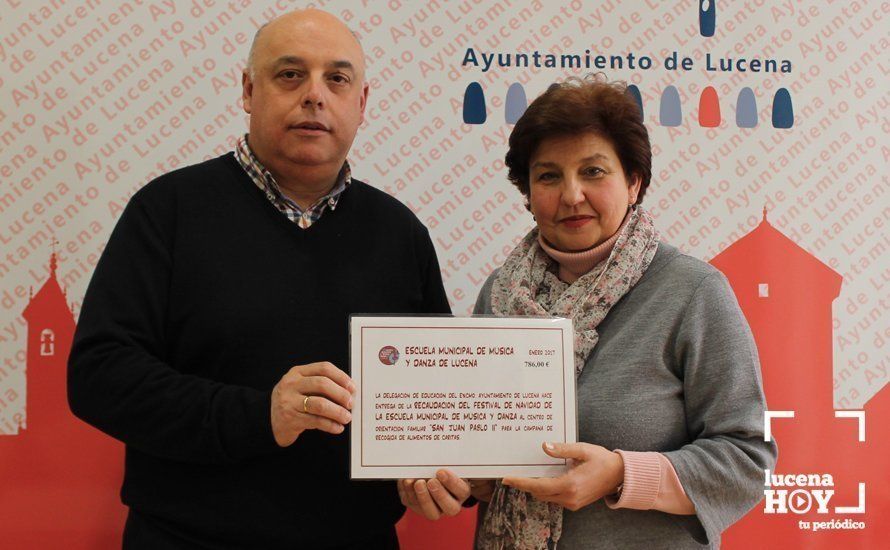  Encarni Camacho, edil de Educación, entrega el dinero recaudado con esta iniciativa a Pedro Arroyo, en representación de Cáritas 
