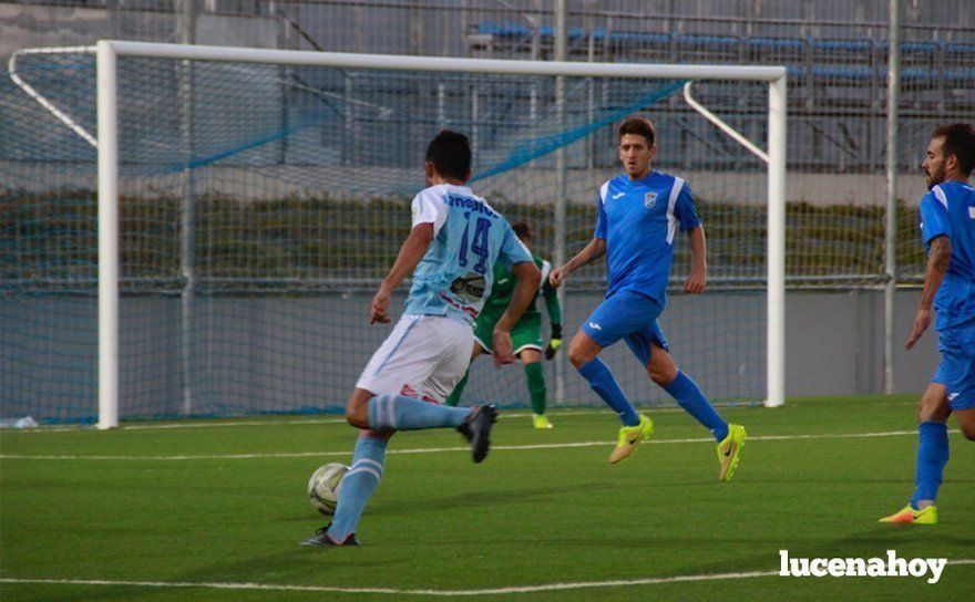  Gabri Mayorga conduce el balón en el área del Xerez CD, en el duelo de la primera vuelta. ARCHIVO 