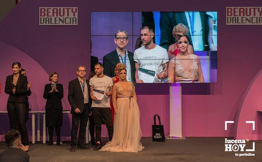  Andrés García Torrente junto a la modelo que luce su trabajo tras recoger el premio como ganador del certamen 