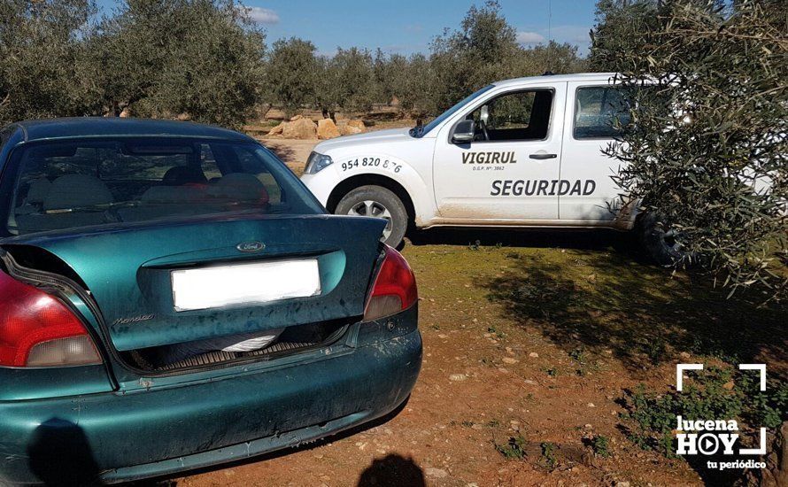  En primer término vehículo incautado a los ladrones en uno de los dispositivos, tras una persecución por el olivar. 