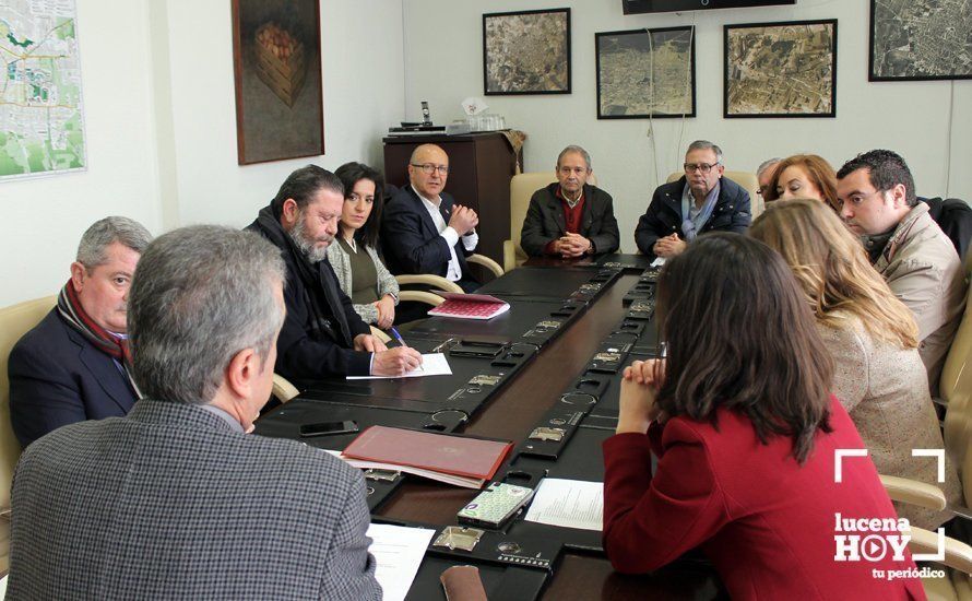  Reunión de los políticos locales y autonómicos, y del senador José Manuel Mármol, con la plataforma Lucena por sus Necesidades. 