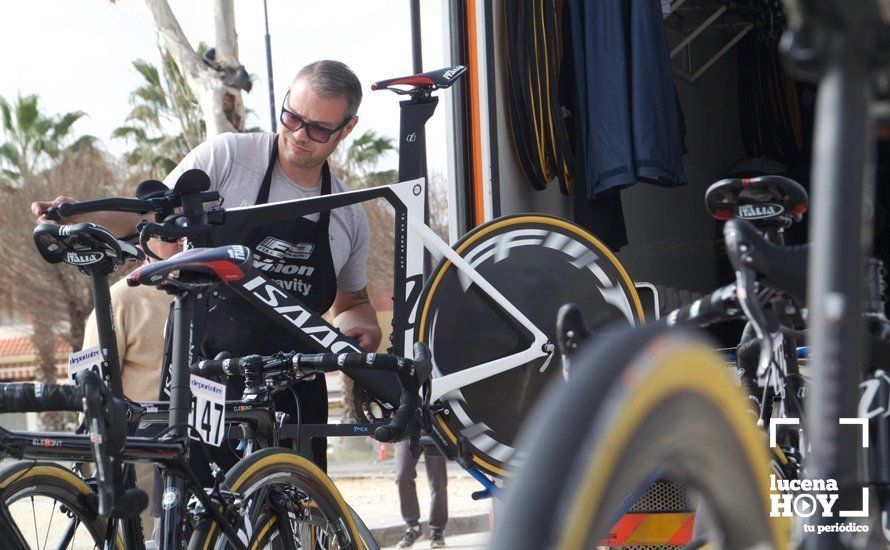 Galería: Lucena vibra al ritmo del pedaleo de los mejores del pelotón internacional: Nuestras cien mejores fotos de la crono de la Vuelta a Andalucía