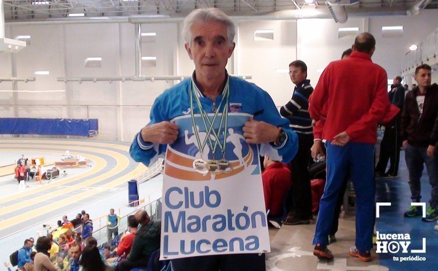  Manuel Lara Buendía, con las tres medallas logradas en Antequera. 