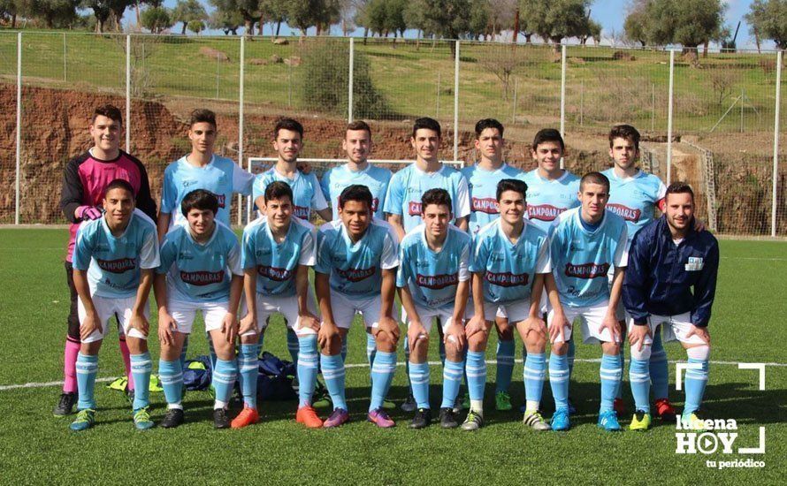  Formación del equipo juvenil de la Fundación Lucena CF en el campo de La Asomadilla. Foto cedida por el equipo 