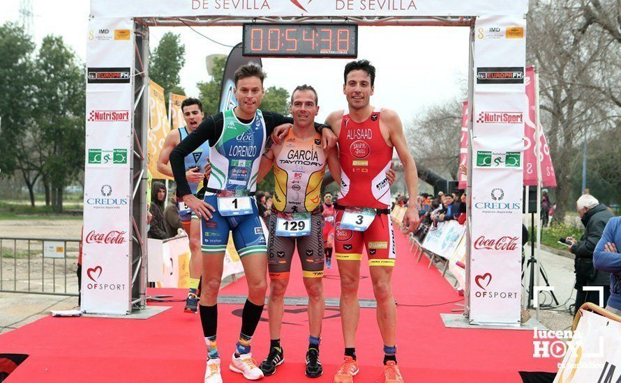  Cristóbal García Guillén, en el centro de la imagen, en la meta de la prueba. Foto: http://ofsport.es 