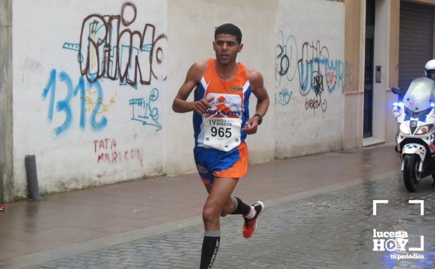 Galería: Mil y un valientes se divierten bajo la lluvia en la IV Media Maratón de Lucena