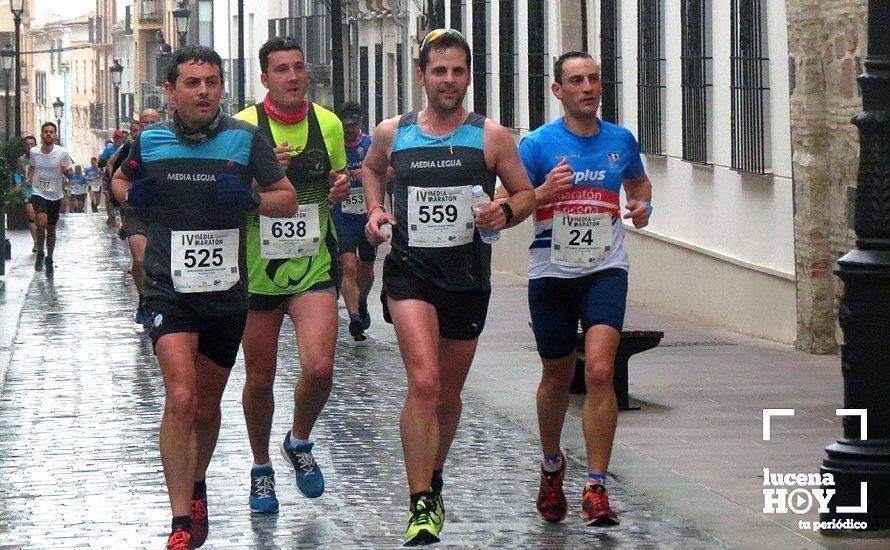 Galería: Mil y un valientes se divierten bajo la lluvia en la IV Media Maratón de Lucena