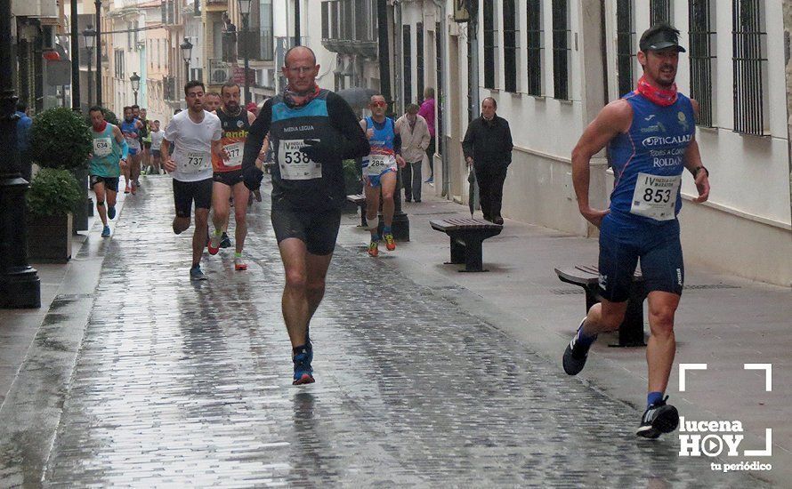 Galería: Mil y un valientes se divierten bajo la lluvia en la IV Media Maratón de Lucena