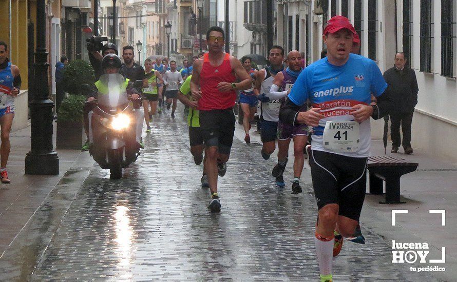 Galería: Mil y un valientes se divierten bajo la lluvia en la IV Media Maratón de Lucena