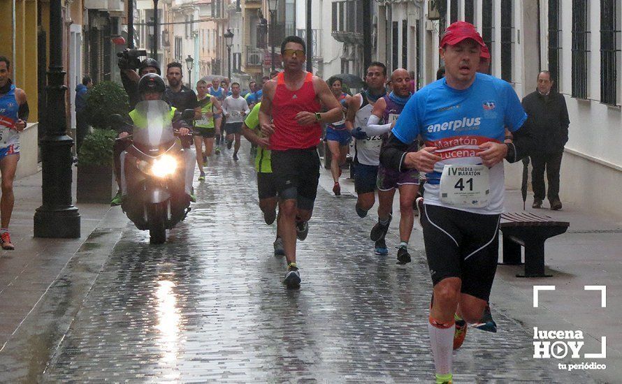 Galería: Mil y un valientes se divierten bajo la lluvia en la IV Media Maratón de Lucena