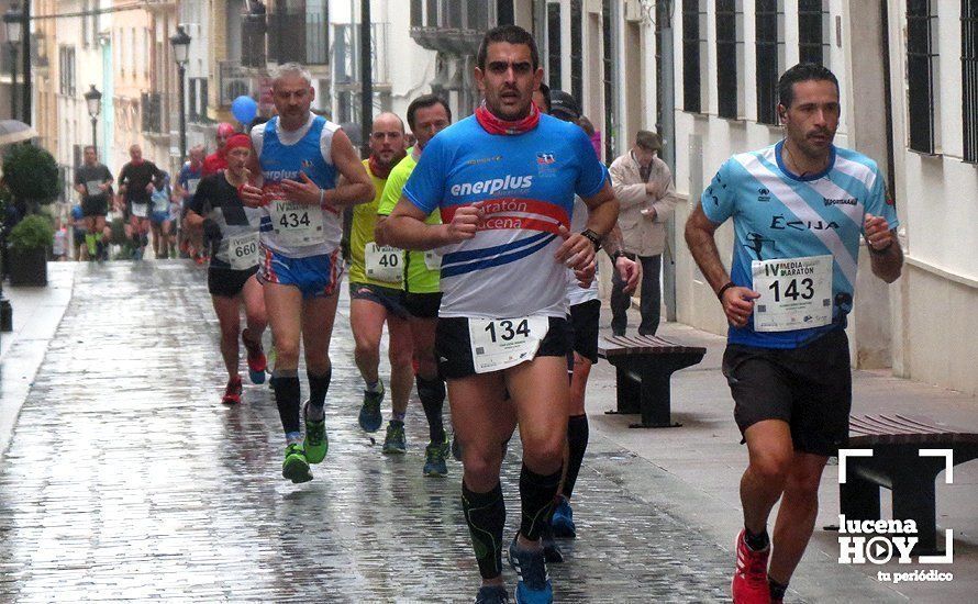 Galería: Mil y un valientes se divierten bajo la lluvia en la IV Media Maratón de Lucena