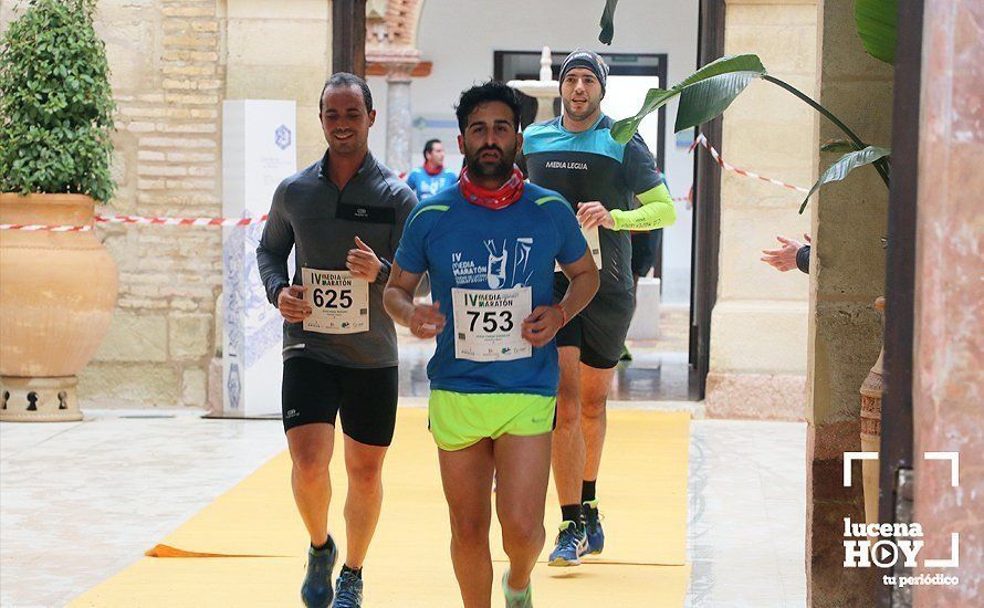 Galería: Mil y un valientes se divierten bajo la lluvia en la IV Media Maratón de Lucena