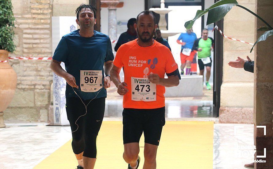 Galería: Mil y un valientes se divierten bajo la lluvia en la IV Media Maratón de Lucena