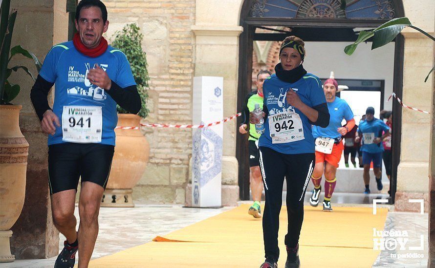 Galería: Mil y un valientes se divierten bajo la lluvia en la IV Media Maratón de Lucena