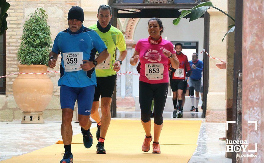 Galería: Mil y un valientes se divierten bajo la lluvia en la IV Media Maratón de Lucena