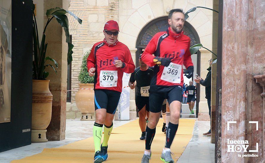 Galería: Mil y un valientes se divierten bajo la lluvia en la IV Media Maratón de Lucena