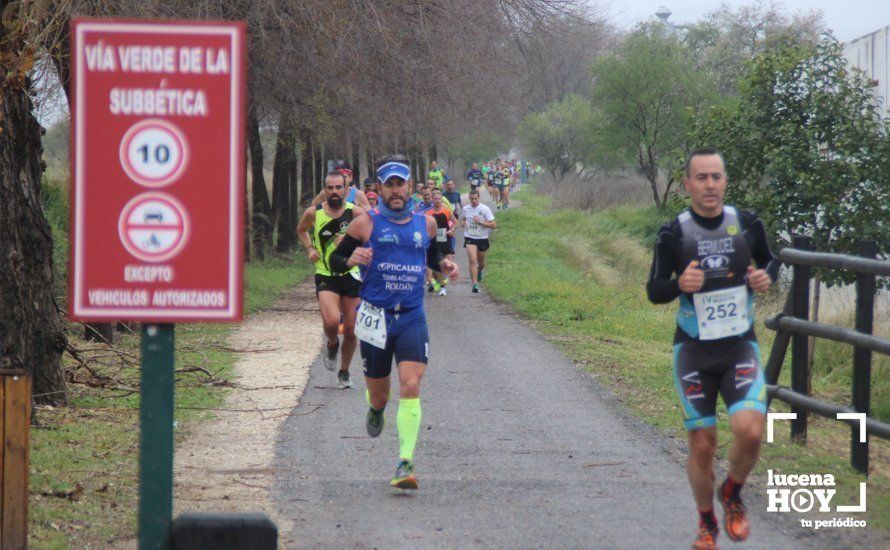 Galería: Mil y un valientes se divierten bajo la lluvia en la IV Media Maratón de Lucena