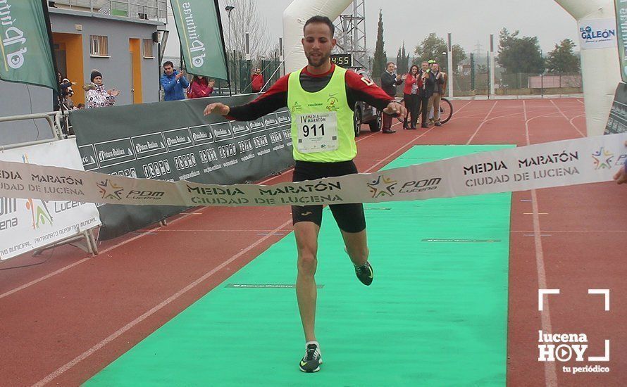 Galería: Mil y un valientes se divierten bajo la lluvia en la IV Media Maratón de Lucena