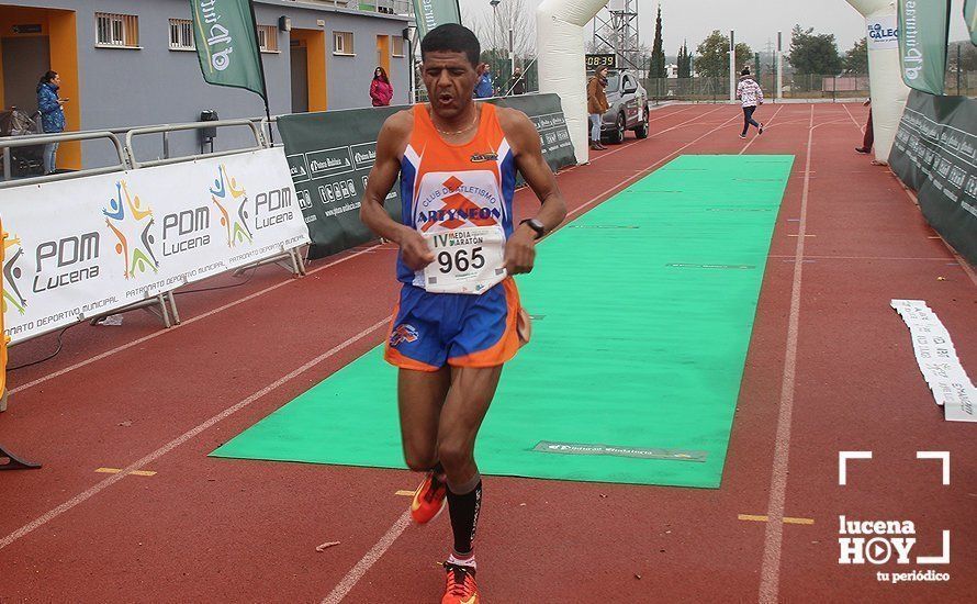 Galería: Mil y un valientes se divierten bajo la lluvia en la IV Media Maratón de Lucena