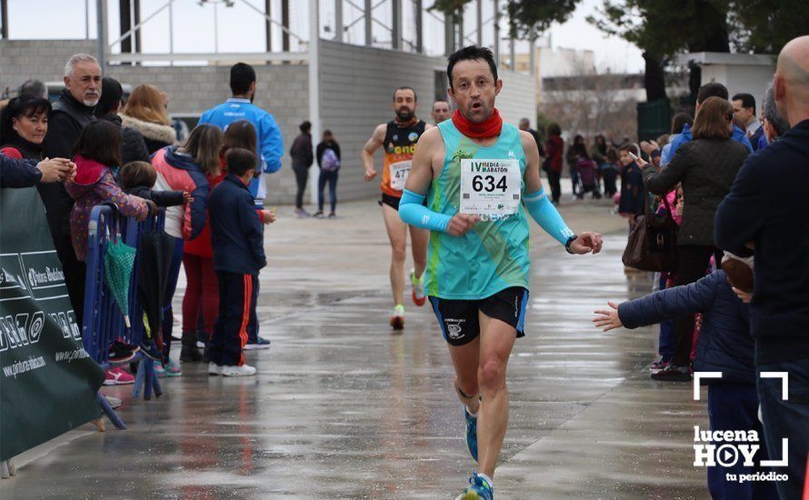 Galería: Mil y un valientes se divierten bajo la lluvia en la IV Media Maratón de Lucena