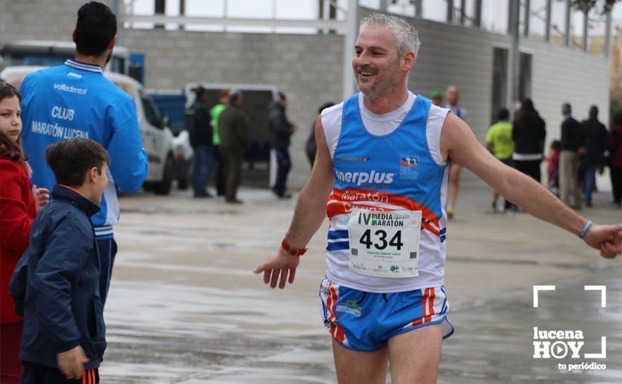 Galería: Mil y un valientes se divierten bajo la lluvia en la IV Media Maratón de Lucena