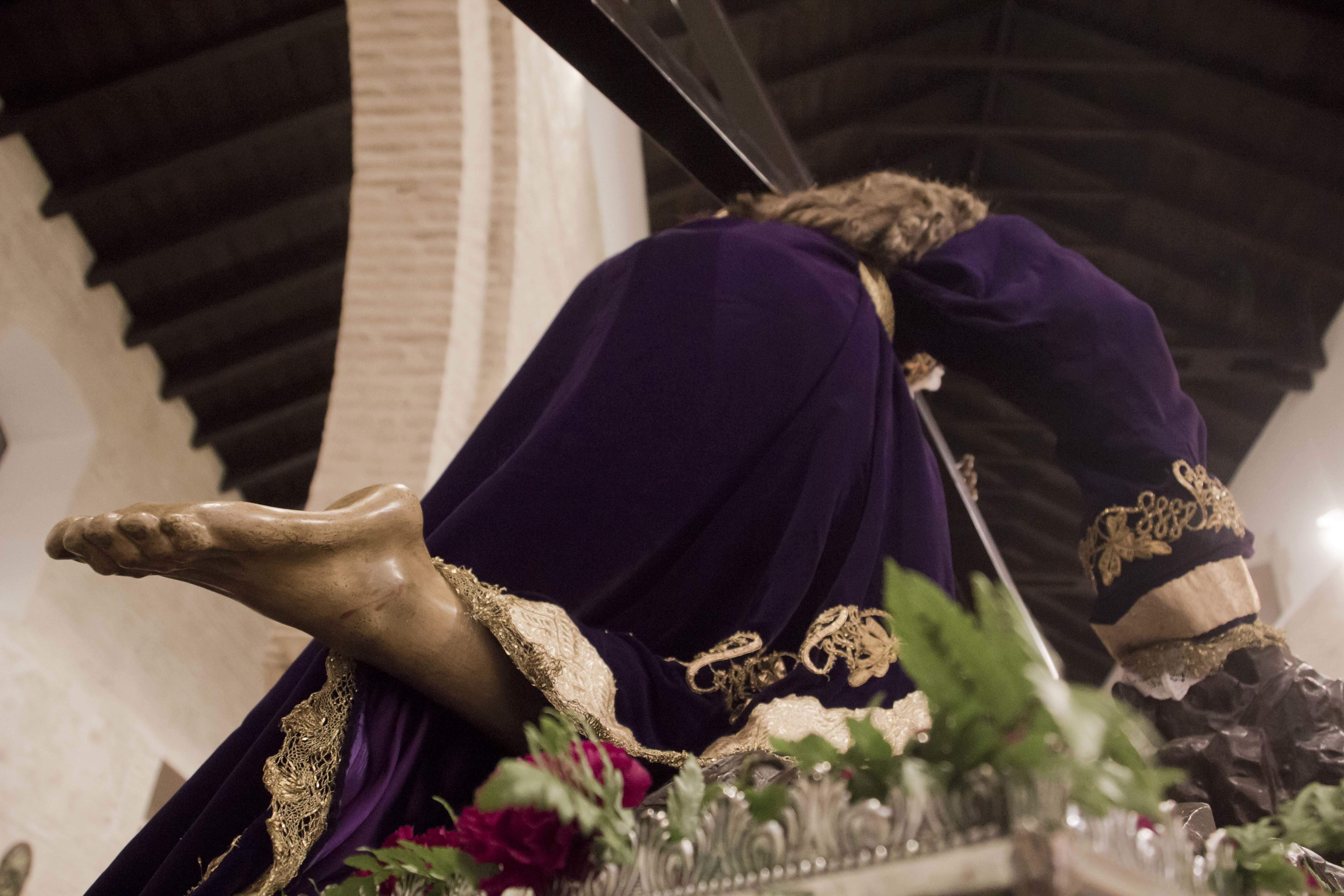 Galería: Los muros de Santiago acogen la intimidad del viacrucis de Ntro. Padre Jesús Caído