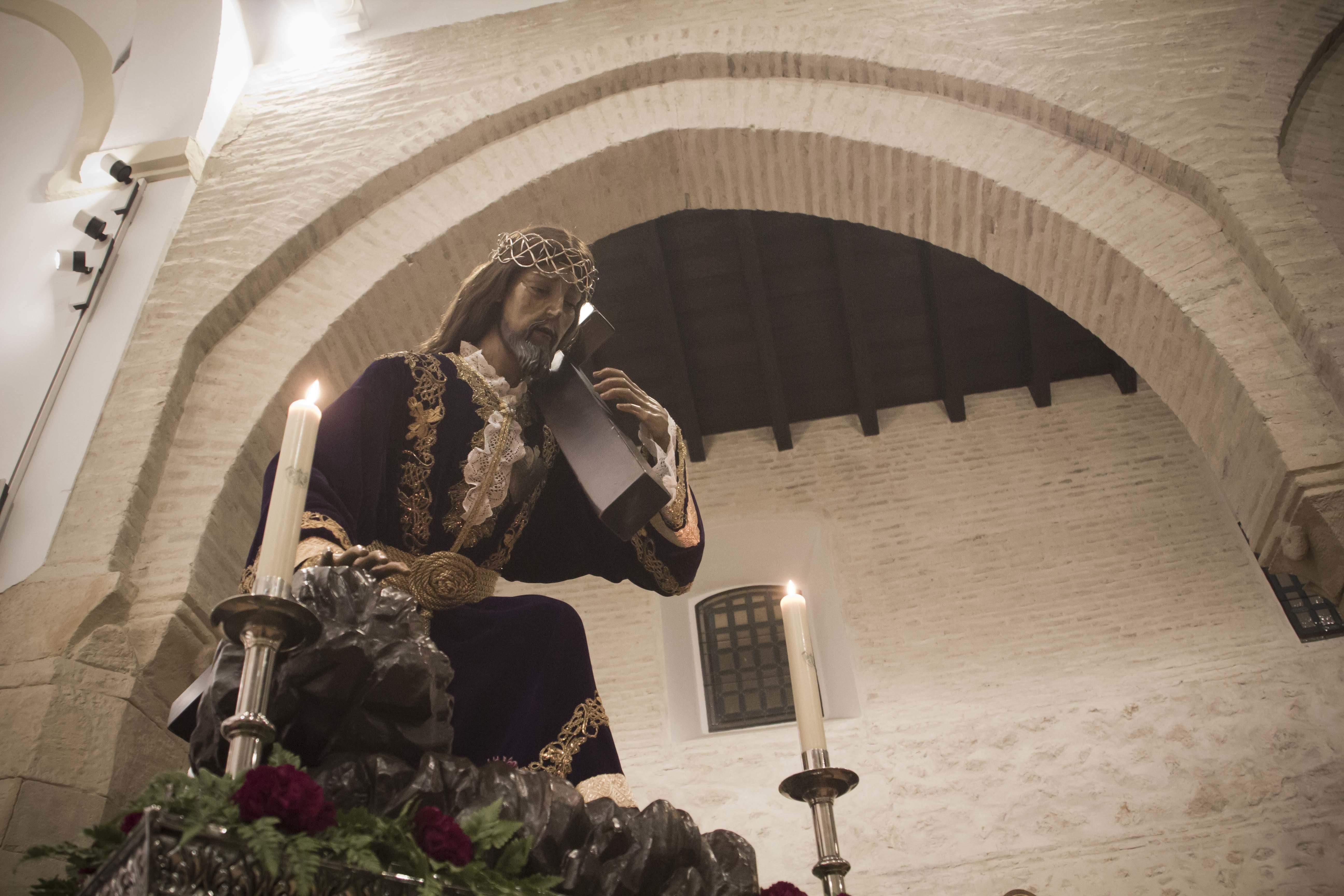 Galería: Los muros de Santiago acogen la intimidad del viacrucis de Ntro. Padre Jesús Caído