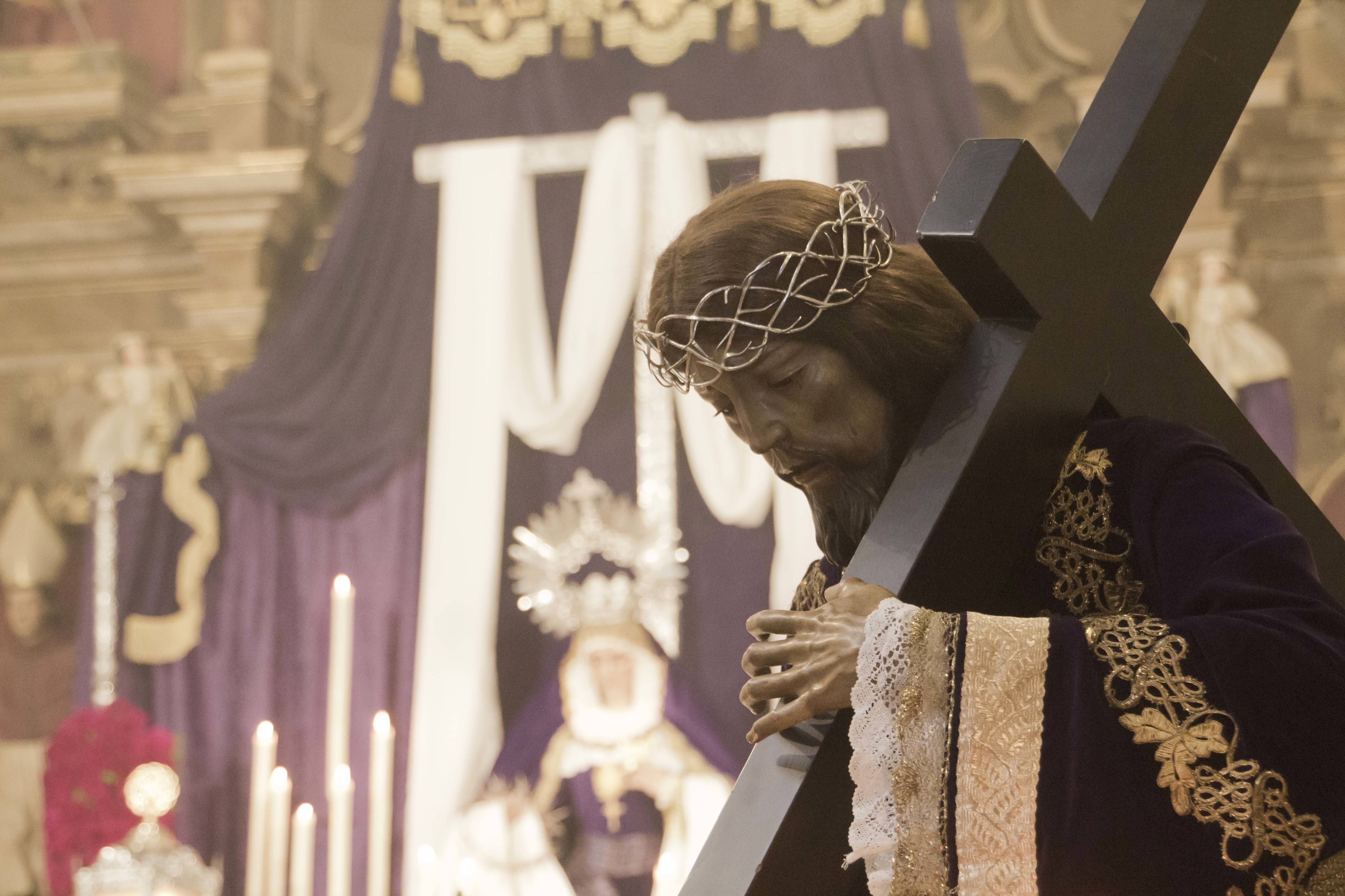 Galería: Los muros de Santiago acogen la intimidad del viacrucis de Ntro. Padre Jesús Caído