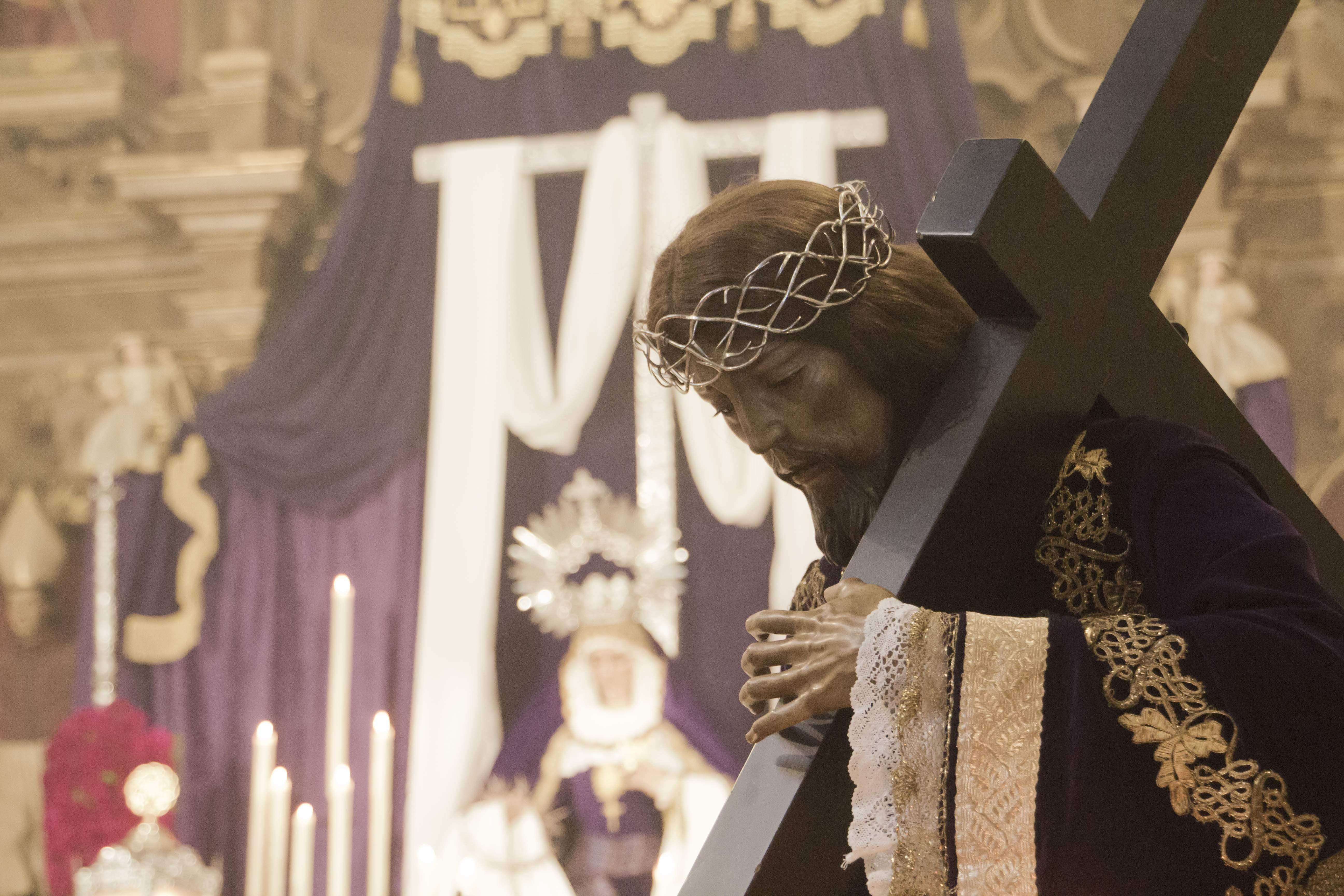 Galería: Los muros de Santiago acogen la intimidad del viacrucis de Ntro. Padre Jesús Caído Galería: Los muros de Santiago acogen la intimidad del viacrucis de Ntro. Padre Jesús Caído