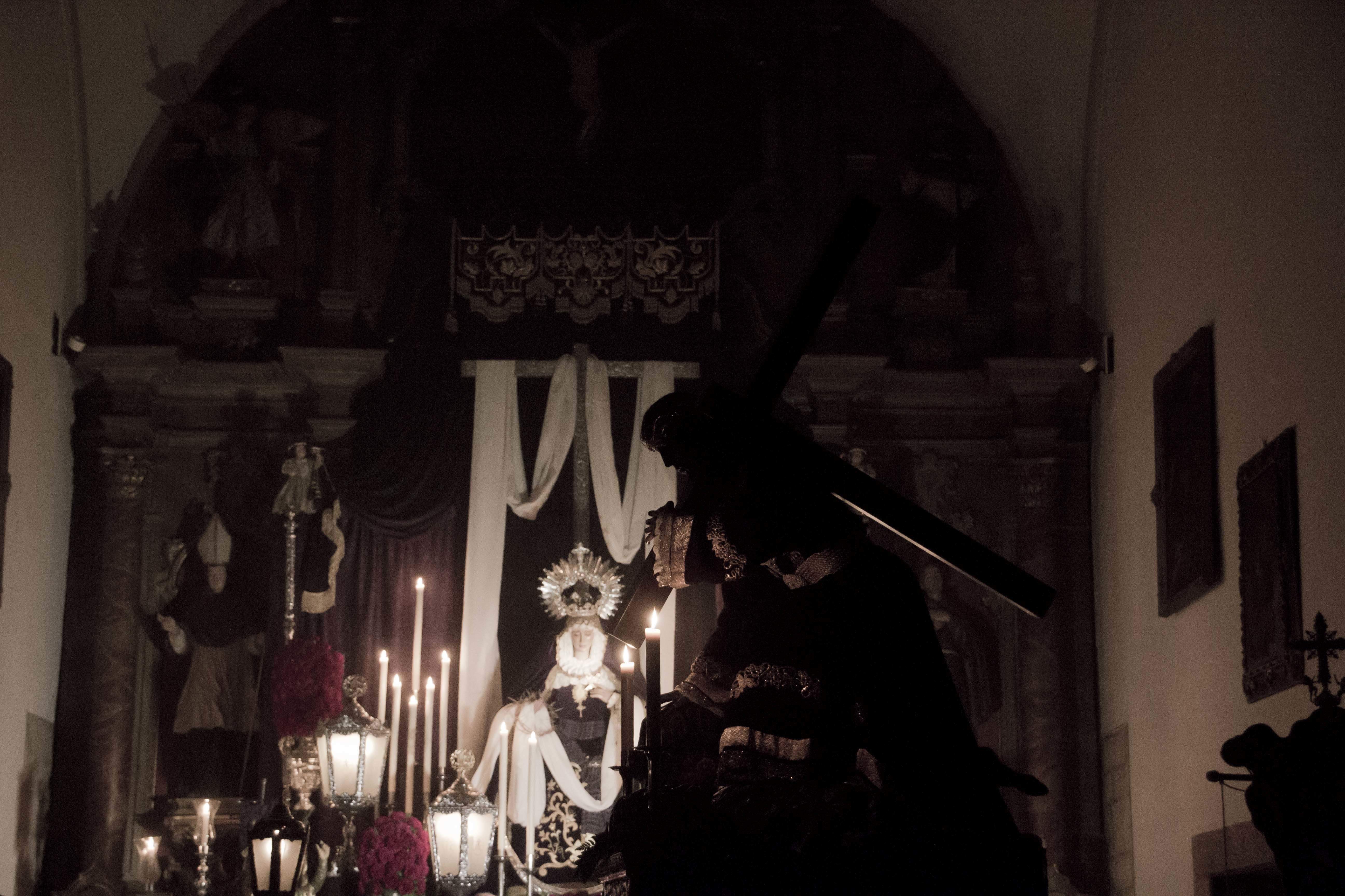 Galería: Los muros de Santiago acogen la intimidad del viacrucis de Ntro. Padre Jesús Caído Galería: Los muros de Santiago acogen la intimidad del viacrucis de Ntro. Padre Jesús Caído