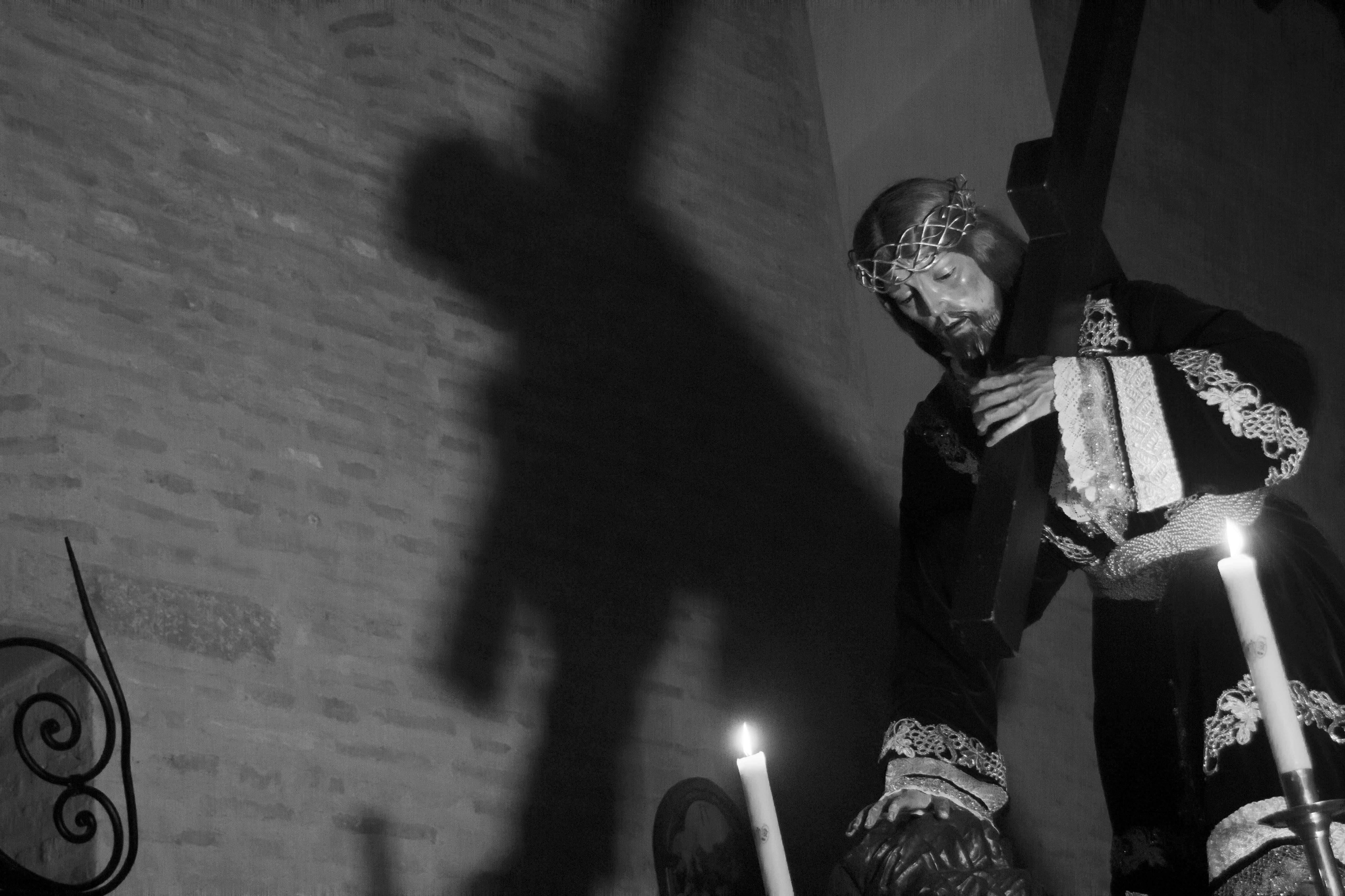 Galería: Los muros de Santiago acogen la intimidad del viacrucis de Ntro. Padre Jesús Caído Galería: Los muros de Santiago acogen la intimidad del viacrucis de Ntro. Padre Jesús Caído