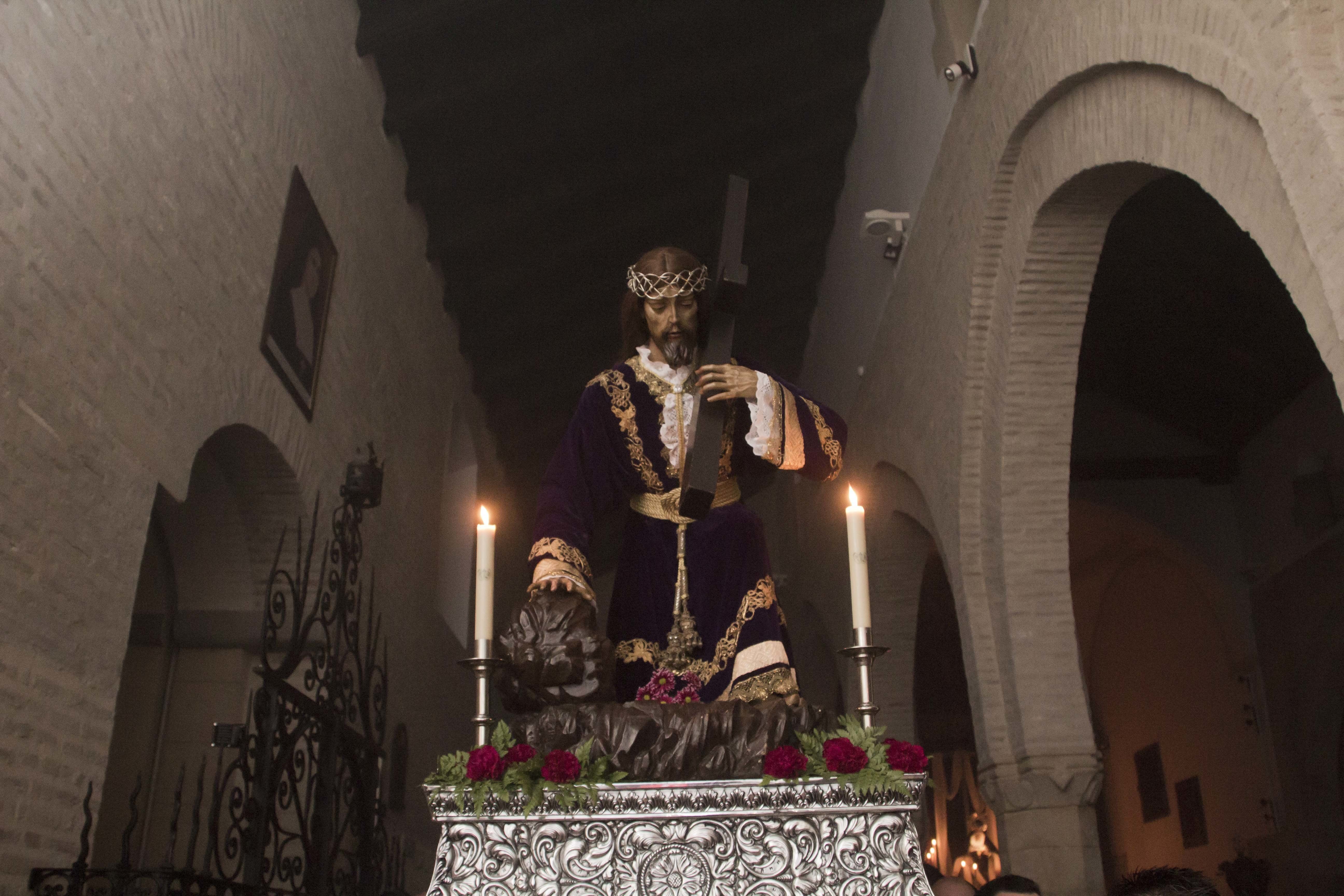 Galería: Los muros de Santiago acogen la intimidad del viacrucis de Ntro. Padre Jesús Caído