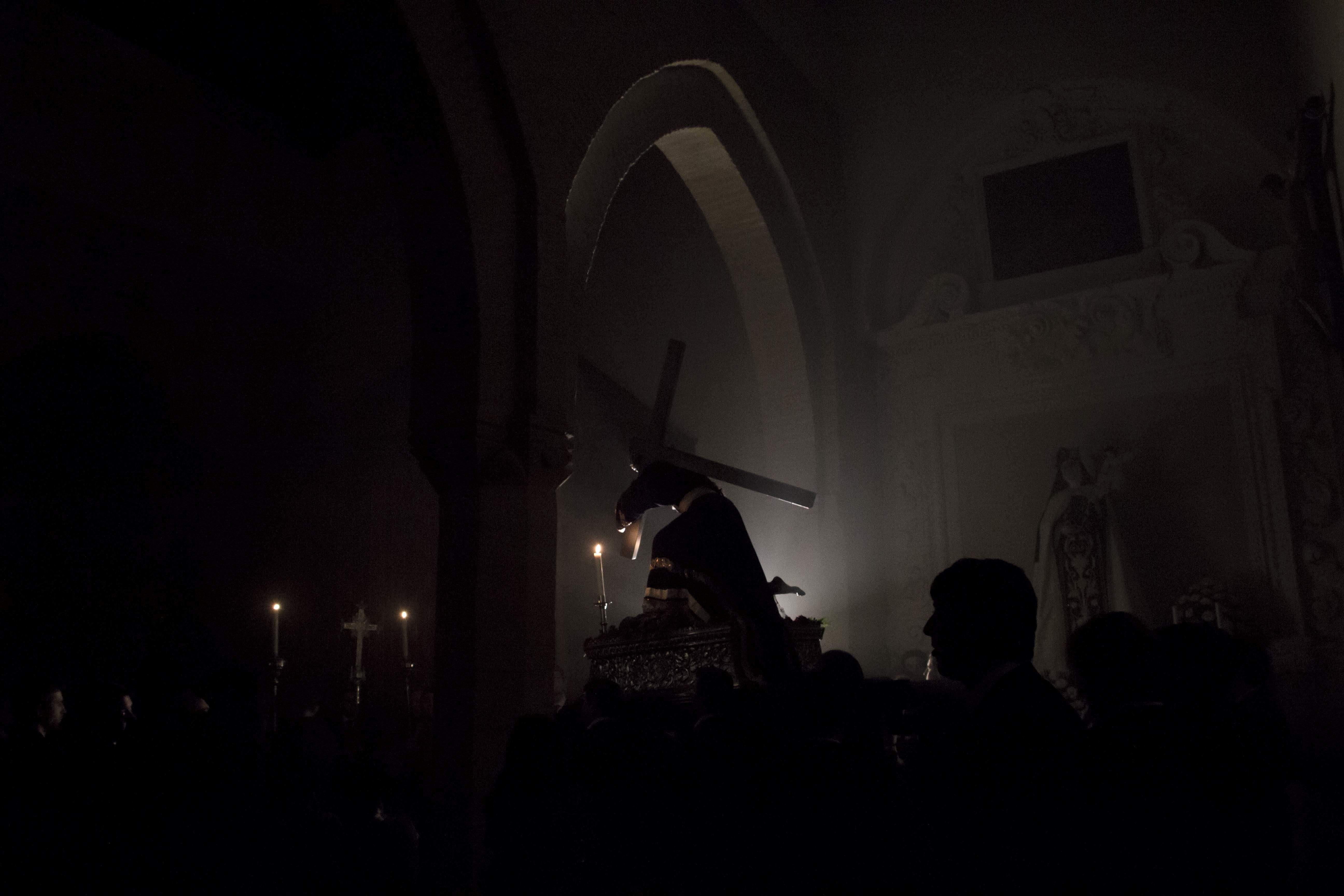 Galería: Los muros de Santiago acogen la intimidad del viacrucis de Ntro. Padre Jesús Caído Galería: Los muros de Santiago acogen la intimidad del viacrucis de Ntro. Padre Jesús Caído