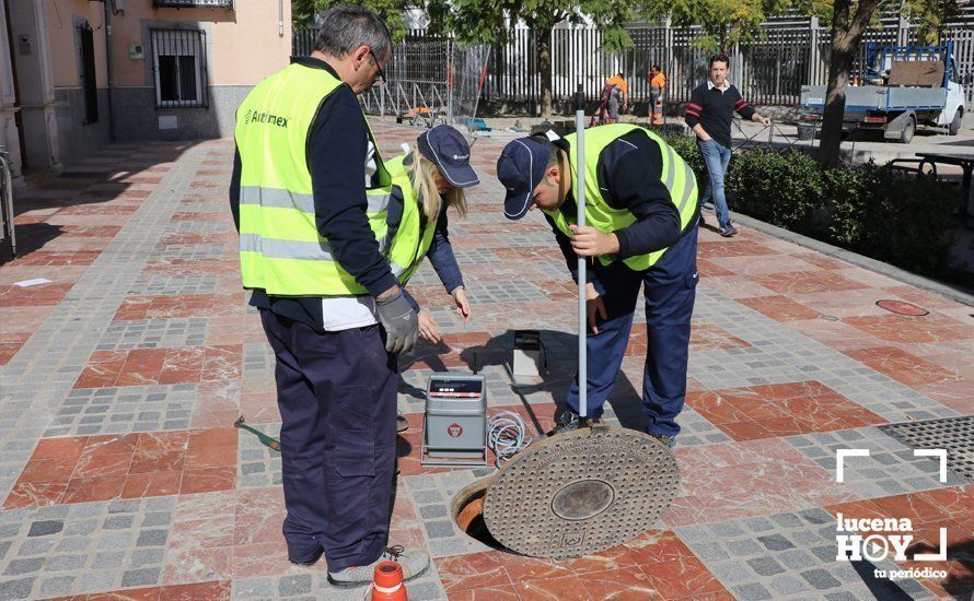  Desinfección y desinsectación en alcantarillas en la calle Flores 