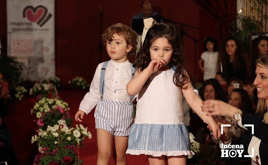  Dos de los modelos de este simpático desfile infantil 