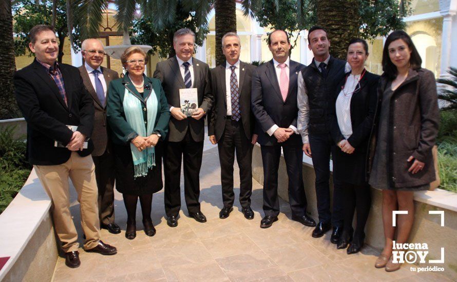  Juan José Primo Jurado, junto al alcalde de Lucena, Juan Pérez; el portavoz local del PP, Paco Huertas, y otras personalidades civiles y políticas de la localidad. 