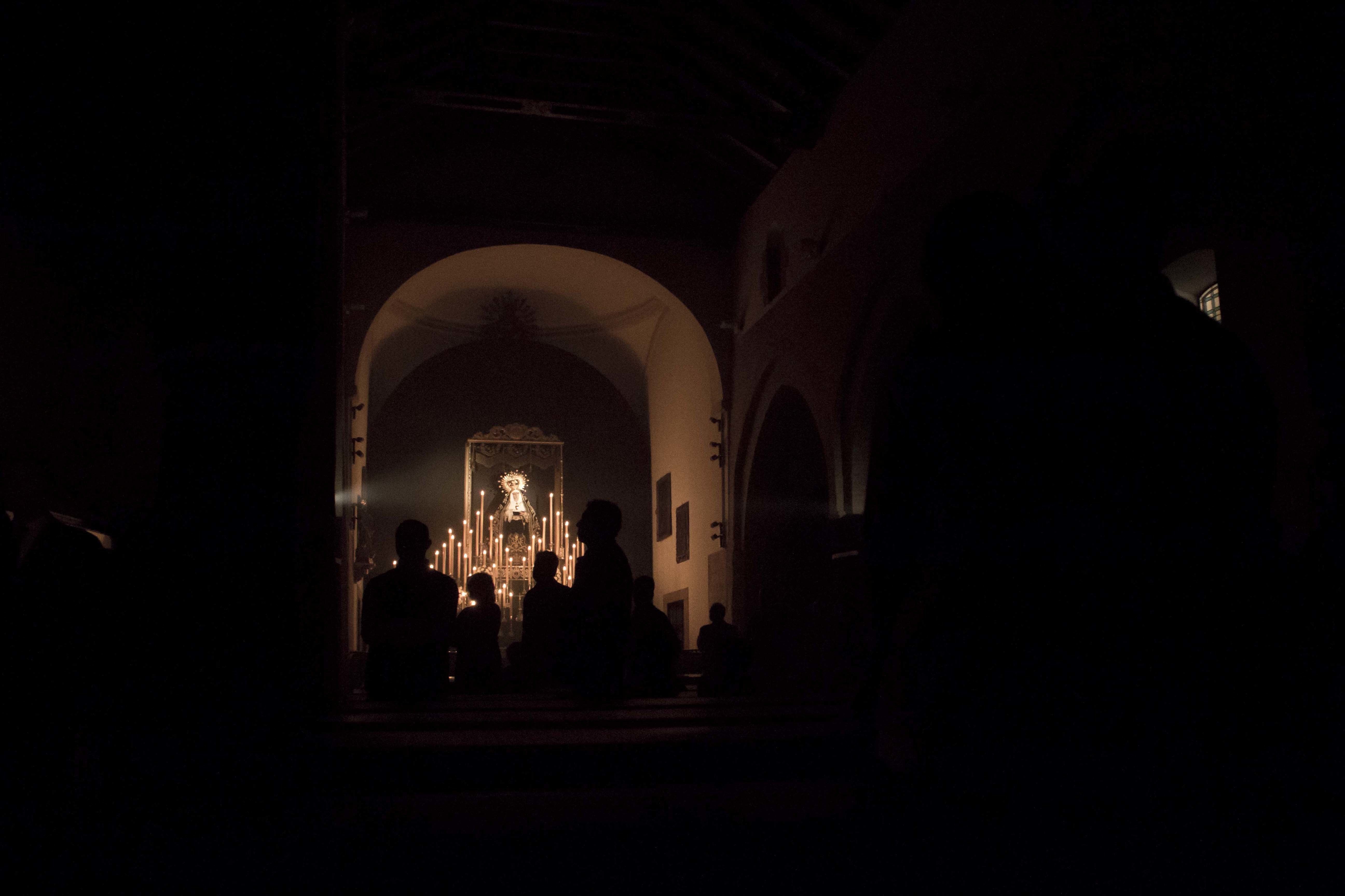 Galería: La Cofradía de la Soledad realiza su vía-crucis con su Cristo Yacente